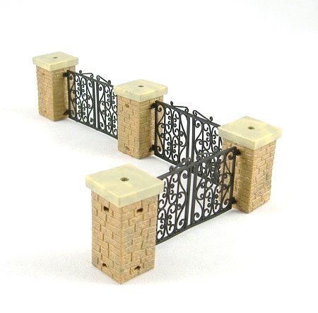 Britains Floral Garden 2587 Stone Pillars with Wrought Iron Fences