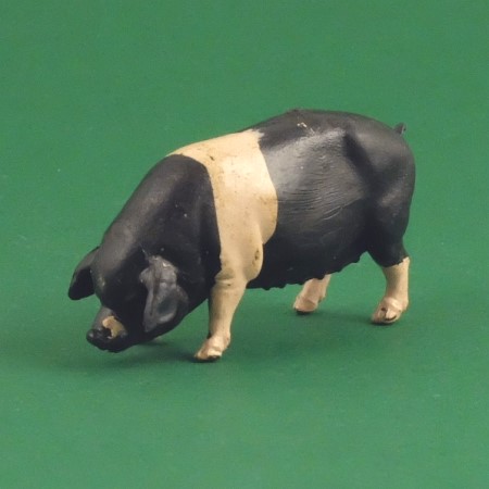 Britains 2172 Saddleback Sow, feeding