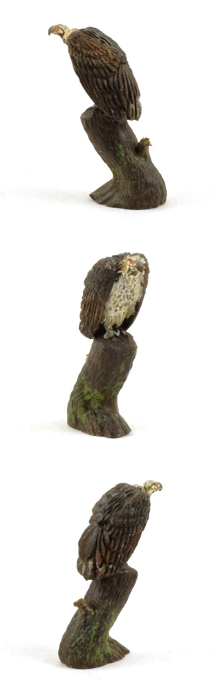 1389 Vulture on tree stump