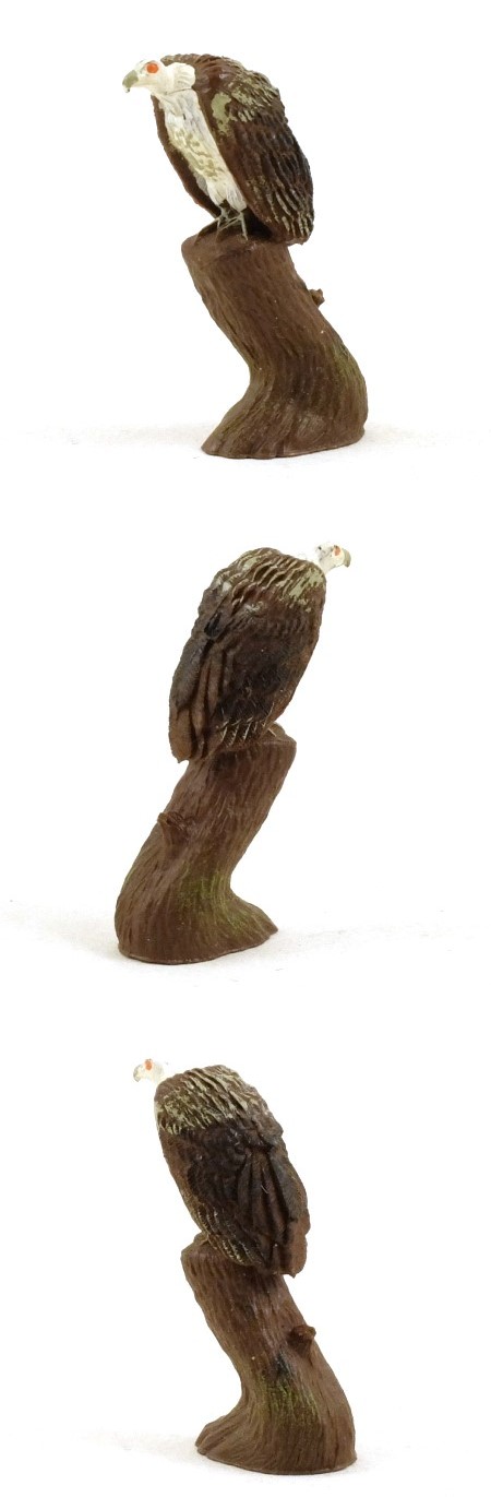 1389 Vulture on tree stump